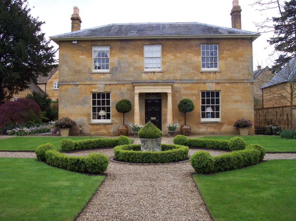 cotswolds_stone_house_in_mist